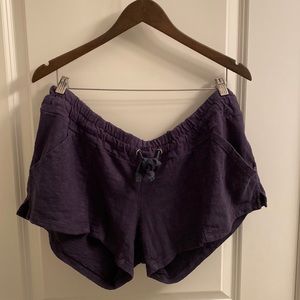 A Pea in the Pod 100% cotton shortie shorts with front and back pockets